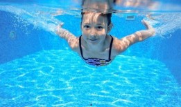 夏天游泳吃瓜视频,游泳吃瓜，畅享夏日欢乐时光