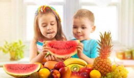 教堂外吃瓜的小孩,吃瓜小孩的纯真时光