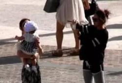 老头衫拍照吃瓜,吃瓜群众围观时尚盛宴