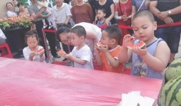 吃瓜群众的坐姿图片,吃瓜群众欢乐多