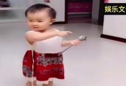 宝宝吃瓜现场反应,萌态百出反应全记录