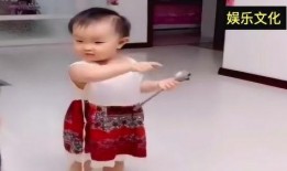 宝宝吃瓜现场反应,萌态百出反应全记录