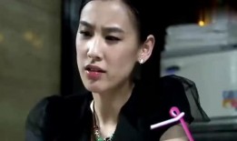 美女和帅哥吃瓜,甜蜜互动引网友热议