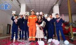 现场众人吃瓜图片高清,高清瓜果盛宴，众人共享欢乐时光