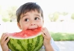 教堂外吃瓜的小孩,吃瓜小孩的纯真时光