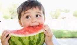 教堂外吃瓜的小孩,吃瓜小孩的纯真时光