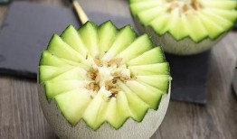 男性吃蜜瓜视频,男性挑战吃瓜大赛，趣味横生！