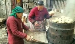 村里老奶奶吃瓜,老奶奶的夏日吃瓜趣事