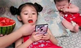 弟弟请爸爸吃瓜