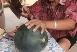 村里老奶奶吃瓜,老奶奶的夏日吃瓜趣事