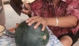 村里老奶奶吃瓜,老奶奶的夏日吃瓜趣事