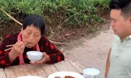 村里老奶奶吃瓜,老奶奶的夏日吃瓜趣事