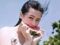 夏天吃瓜女头像,瓜香四溢的时尚女头像