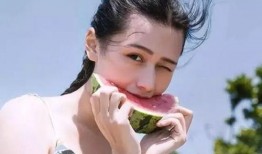 夏天吃瓜女头像,瓜香四溢的时尚女头像