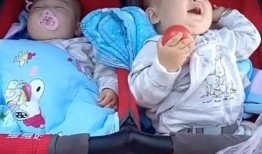 弟弟坐在窗台吃瓜,弟弟的悠闲午后时光