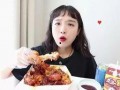 吃瓜小姐姐吃炸鸡,美味与欢乐的完美邂逅