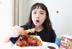 吃瓜小姐姐吃炸鸡,美味与欢乐的完美邂逅