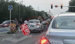 吃瓜群众撞车事件,事故现场引发热议