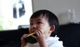 女孩发吃瓜怎么回