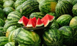 路边睡觉吃瓜视频,路人夜宿路边，悠闲吃瓜成风景