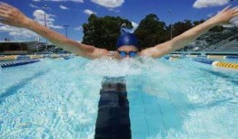 夏天游泳吃瓜视频,游泳吃瓜，畅享夏日欢乐时光