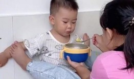 弟弟坐在窗台吃瓜,弟弟的悠闲午后时光