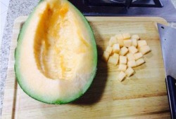 吃哈密瓜的熊,甜蜜滋味中的自然奇遇