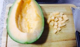 吃哈密瓜的熊,甜蜜滋味中的自然奇遇