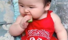 弟弟请爸爸吃瓜