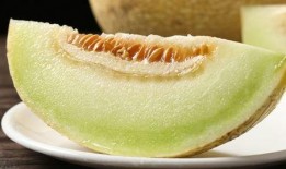 男性吃蜜瓜视频,男性挑战吃瓜大赛，趣味横生！