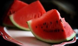 吃瓜泡泡冰,吃瓜泡泡冰，清凉一夏的甜蜜诱惑