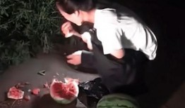 深夜吃瓜不好,小心健康与睡眠