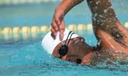 夏天游泳吃瓜视频,游泳吃瓜，畅享夏日欢乐时光