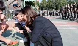 新生跳舞吃瓜视频,新生才艺秀引围观