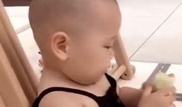 宝宝吃瓜现场反应,萌态百出反应全记录