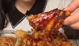 吃瓜小姐姐吃炸鸡,美味与欢乐的完美邂逅