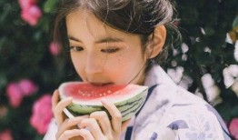 夏天吃瓜女头像,瓜香四溢的时尚女头像